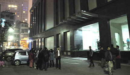 H&agrave; Nội: Người đ&agrave;n &ocirc;ng mặc v&otilde; phục rơi từ tầng 24 1