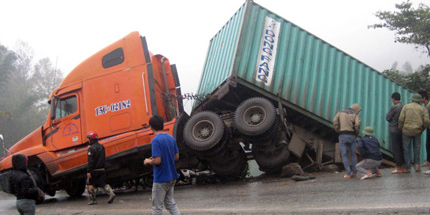 Đi xem tai nạn lại bị container c&aacute;n, 5 người tử vong 1