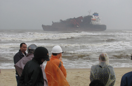 Cứu t&agrave;u nước ngo&agrave;i bị nạn tr&ecirc;n biển Việt Nam 1