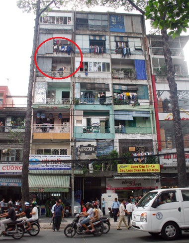 Ở nh&agrave; một m&igrave;nh b&eacute; trai 5 tuổi ng&atilde; từ tầng 5 1