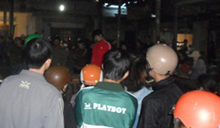 Nam thanh ni&ecirc;n mặc &aacute;o đỏ treo cổ giữa chợ 1