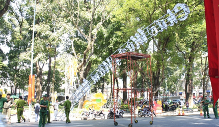 TPHCM: Rơi v&ograve;m cổng "Ch&agrave;o mừng năm mới" 1