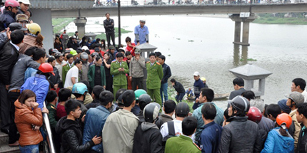 Hoảng hồn với x&aacute;c chết bị buộc gạch 1