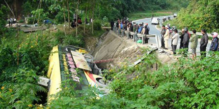 Xe kh&aacute;ch chất lượng cao chở hơn 20 người lao xuống khe n&uacute;i 1