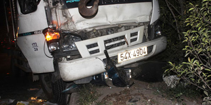 Xe tải c&aacute;n đứt l&igrave;a ch&acirc;n nh&acirc;n vi&ecirc;n c&ocirc;ng ty c&acirc;y xanh 1