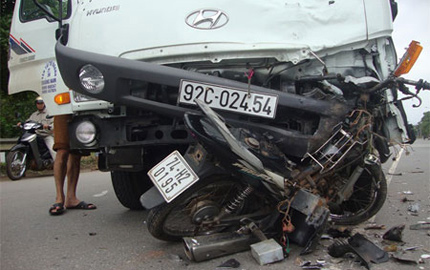 Xe tải t&ocirc;ng n&aacute;t vụn xe m&aacute;y 1