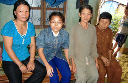 Gặp lại c&ocirc; b&eacute; được bố rạch bụng mẹ l&ocirc;i ra 2