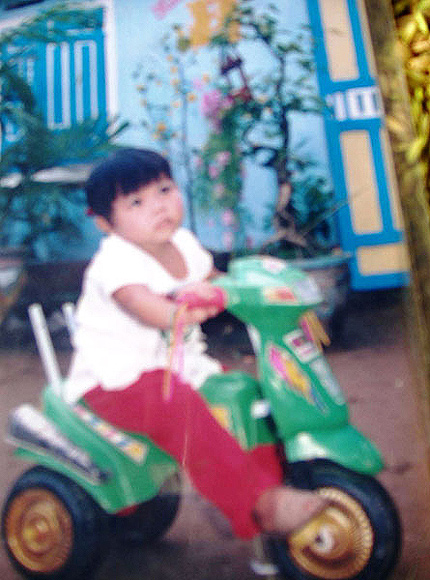 Gặp lại c&ocirc; b&eacute; được bố rạch bụng mẹ l&ocirc;i ra 1