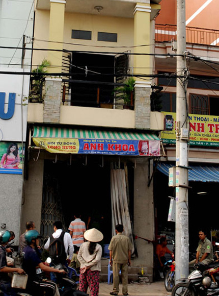 Giải cứu 5 người trong căn nh&agrave; hai tầng đỏ lửa 1