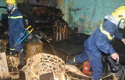 Ch&aacute;y l&ograve; b&aacute;nh m&igrave;, 3 mẹ con su&yacute;t chết 1