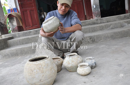 Cuốc đất ph&aacute;t biện b&igrave;nh gốm cổ qu&yacute;? 1