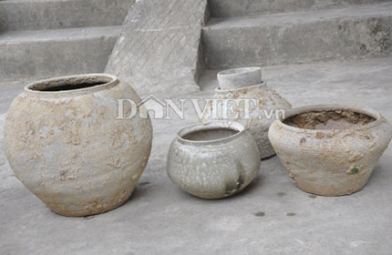 Cuốc đất ph&aacute;t biện b&igrave;nh gốm cổ qu&yacute;? 2