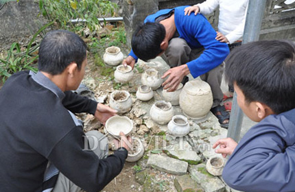 Cuốc đất ph&aacute;t biện b&igrave;nh gốm cổ qu&yacute;? 3