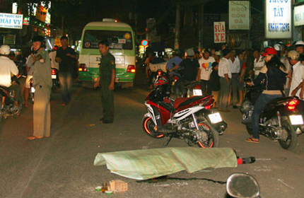 Chết dưới gầm xe bu&yacute;t 1