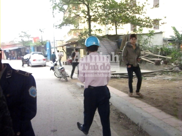 Thanh tra cởi &aacute;o đ&ograve;i "xử" người tham gia giao th&ocirc;ng 2
