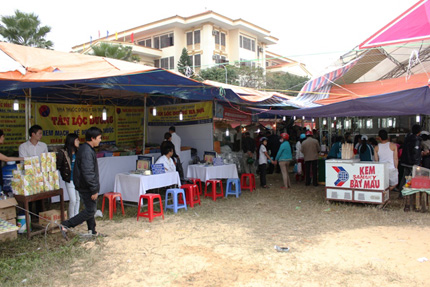 Quảng B&igrave;nh: Đ&oacute;ng cửa "kh&aacute;m chữa bệnh" tại hội chợ 1