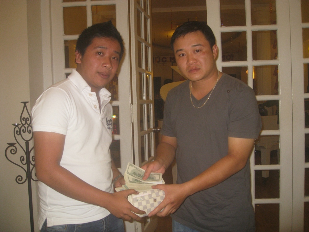 Một Việt kiều Mỹ bỏ qu&ecirc;n h&agrave;ng ngh&igrave;n USD ở s&acirc;n bay Đ&agrave; Nẵng 1