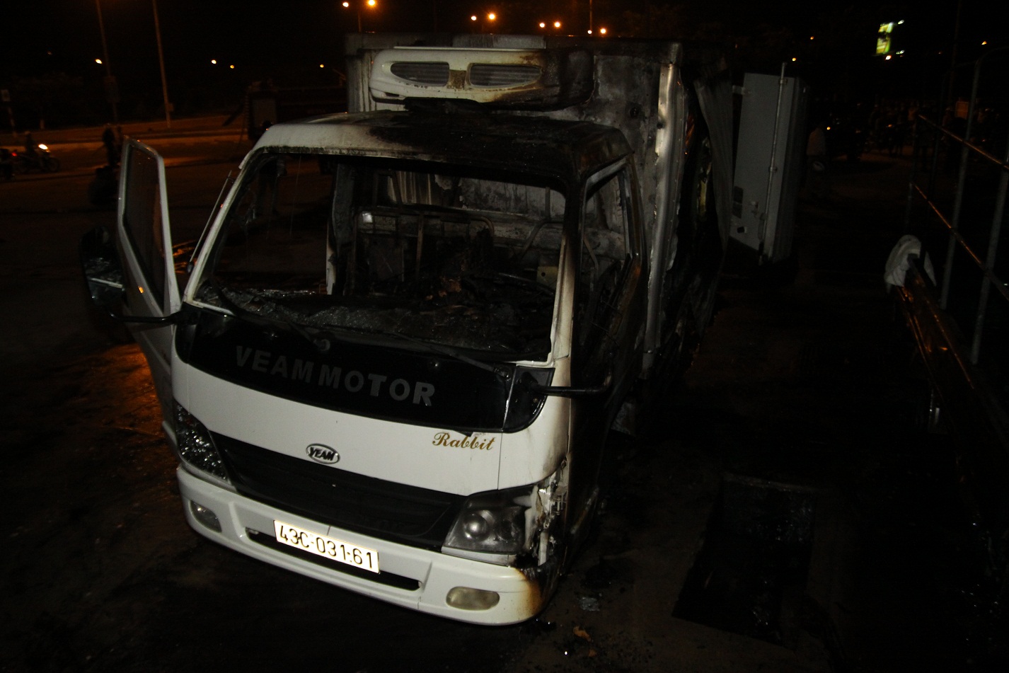 &Ocirc; t&ocirc; tải bốc ch&aacute;y tr&ecirc;n bể chứa xăng dầu 1