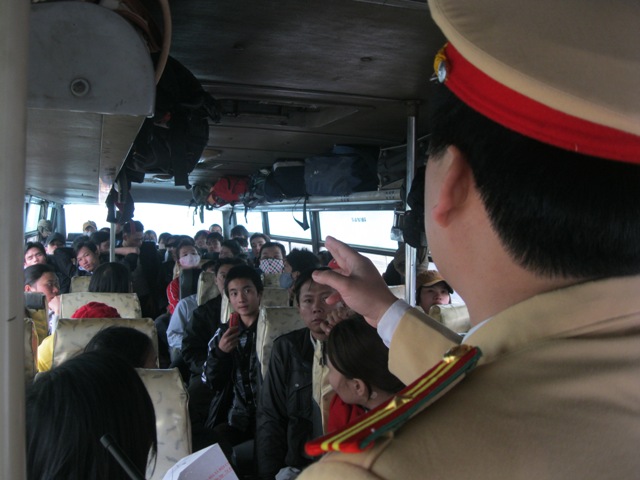 Xe Tết: Một xe kh&aacute;ch chở qu&aacute; 20 người bị bắt 1