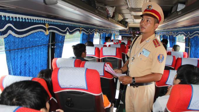 Gi&aacute; v&eacute; xe tăng v&ocirc; tội vạ 1