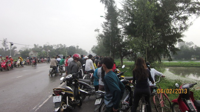 X&aacute;c nam thanh ni&ecirc;n treo cổ tr&ecirc;n c&agrave;nh c&acirc;y 1