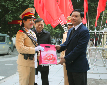 Bộ trưởng Thăng đến động vi&ecirc;n c&aacute;c 'b&oacute;ng hồng' CSGT 1