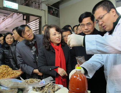 Hai bộ trưởng đột xuất thị s&aacute;t h&agrave;ng thực phẩm Tết 1