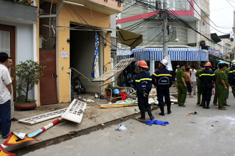 Nh&agrave; trọ nổ tung h&agrave;ng trăm người hoảng loạn 4