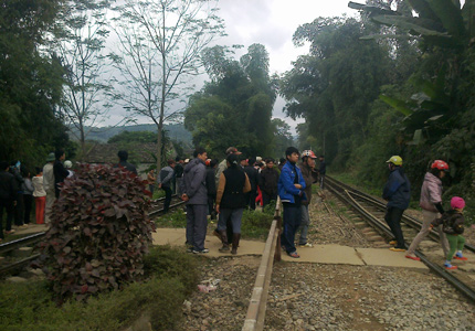 Đi chợ về bị xe lửa c&aacute;n chết 1