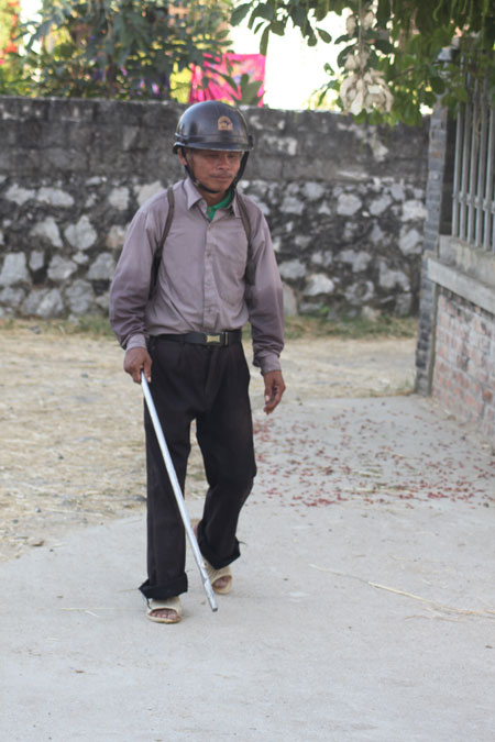 Thán phục dị nhân mù ngày cuốc bộ 15 kilomet kiếm sống 2