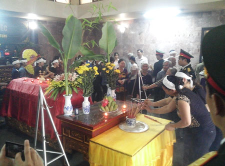 Truy điệu Thượng &uacute;y Nguyễn Văn Tuấn: Lặng người trước cảnh 2 con thơ kh&oacute;c bố 2