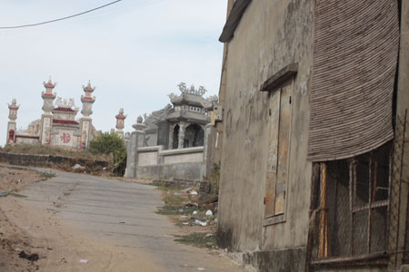 H&atilde;i h&ugrave;ng trẻ sống giữa "th&agrave;nh phố ma" 1