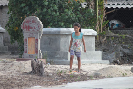 H&atilde;i h&ugrave;ng trẻ sống giữa "th&agrave;nh phố ma" 3