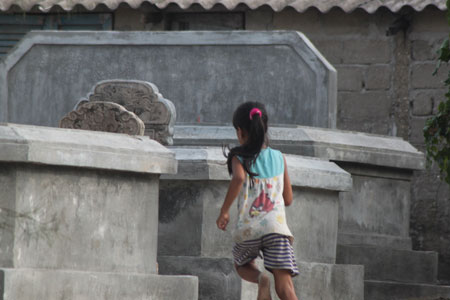 H&atilde;i h&ugrave;ng trẻ sống giữa "th&agrave;nh phố ma" 4