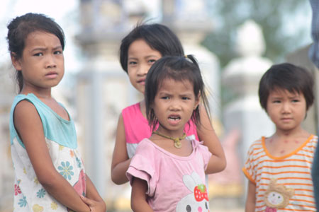 H&atilde;i h&ugrave;ng trẻ sống giữa "th&agrave;nh phố ma" 5