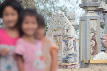 H&atilde;i h&ugrave;ng trẻ sống giữa "th&agrave;nh phố ma" 6