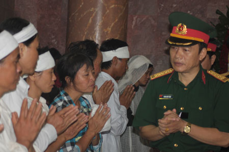 Xúc động tiễn đưa thượng úy Nguyễn Hoàng Anh về đất mẹ 5 Xúc động tiễn đưa thượng úy Nguyễn Hoàng Anh về đất mẹ 5