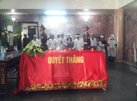 Xúc động tiễn đưa thượng úy Nguyễn Hoàng Anh về đất mẹ 2 Xúc động tiễn đưa thượng úy Nguyễn Hoàng Anh về đất mẹ 2