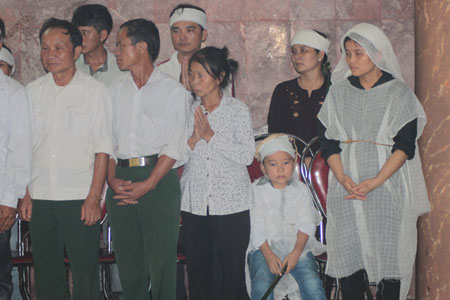 Xúc động tiễn đưa thượng úy Nguyễn Hoàng Anh về đất mẹ 3 Xúc động tiễn đưa thượng úy Nguyễn Hoàng Anh về đất mẹ 3