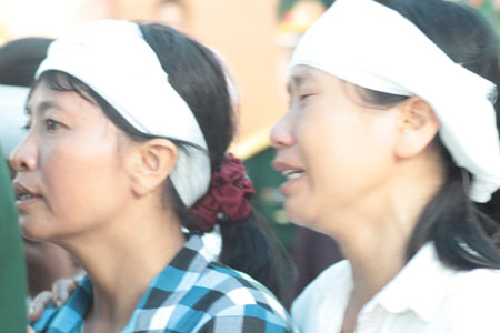 Xúc động tiễn đưa thượng úy Nguyễn Hoàng Anh về đất mẹ 12 Xúc động tiễn đưa thượng úy Nguyễn Hoàng Anh về đất mẹ 12