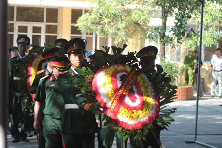 Xúc động tiễn đưa thượng úy Nguyễn Hoàng Anh về đất mẹ 4 Xúc động tiễn đưa thượng úy Nguyễn Hoàng Anh về đất mẹ 4
