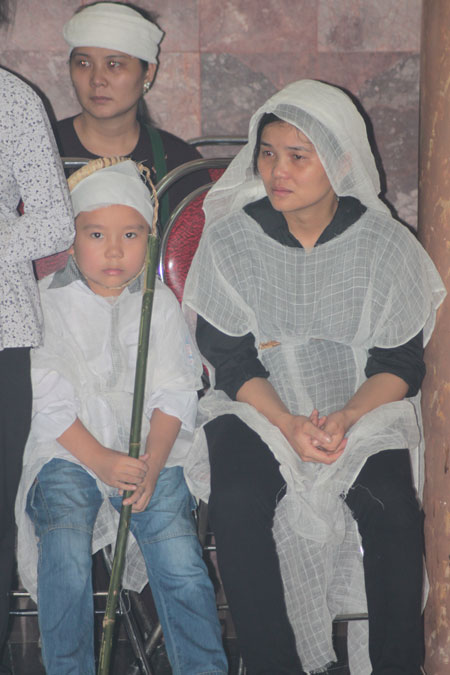 Xúc động tiễn đưa thượng úy Nguyễn Hoàng Anh về đất mẹ 6 Xúc động tiễn đưa thượng úy Nguyễn Hoàng Anh về đất mẹ 6