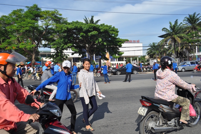 Đội nắng nóng làm thủ tục thi đại học tại Vinh 3