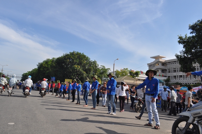 Đội nắng nóng làm thủ tục thi đại học tại Vinh 2