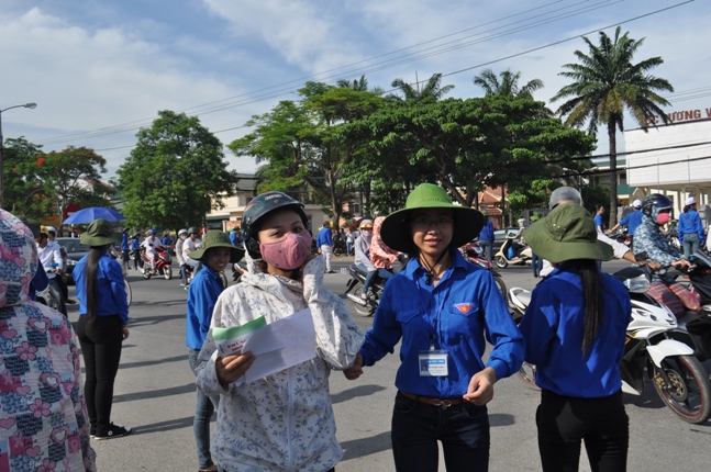 Đội nắng nóng làm thủ tục thi đại học tại Vinh 1