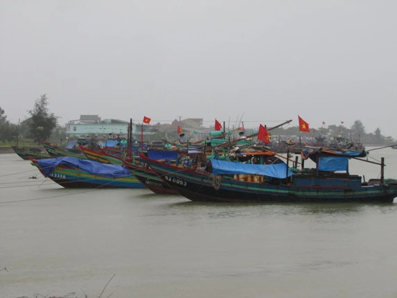 Nghệ An: Hai tàu cá bị chìm, 1 người mất tích 1