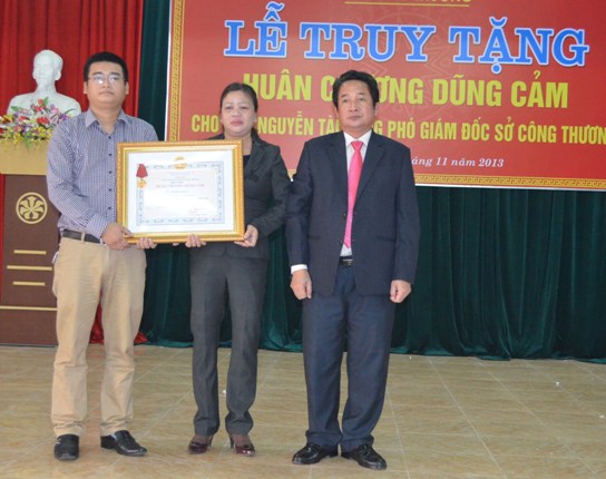 Truy tặng Huân chương dũng cảm cho Phó GĐ Sở Công thương Nghệ An Nguyễn Tài Dũng 1