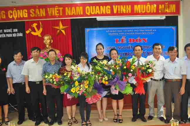 Lễ đ&oacute;n học sinh đạt giải Huy chương Bạc Olympic quốc tế m&ocirc;n tiếng Nga 1