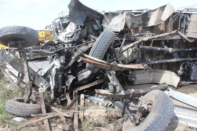 T&agrave;i xế bất cẩn, xe tải bị t&agrave;u hoả t&ocirc;ng 2