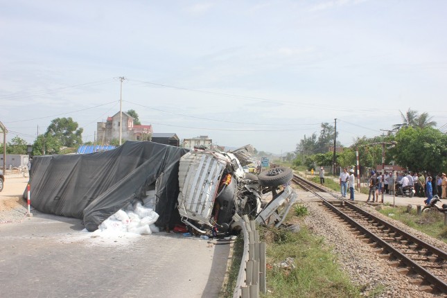 T&agrave;i xế bất cẩn, xe tải bị t&agrave;u hoả t&ocirc;ng 1